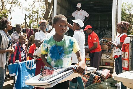 Junge erhält Hilfsgüter in Beira