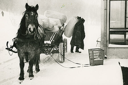 Pferdewagen mit Hilfsgütern im Schnee