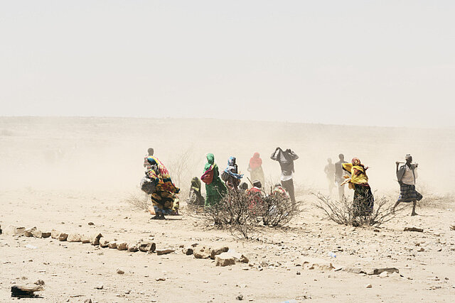 Landschaft mit von Dürre betroffenen Somaliern