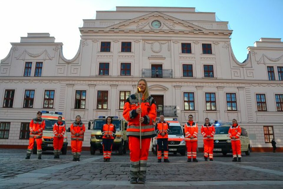 Vertreter von Betreuungs- und Sanitätszug, der Schnelleinsatzgruppe sowie der Medical Task Force des DRK Güstrow machen am Güstrower Rathaus Station.