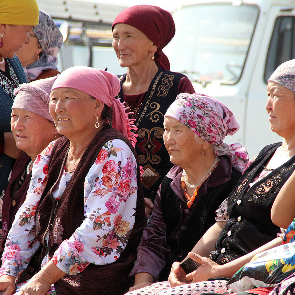 Seniorinnengruppe sitzt bei einer Veranstaltung