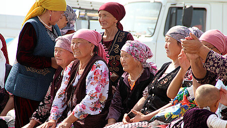 Seniorinnengruppe sitzt bei einer Veranstaltung