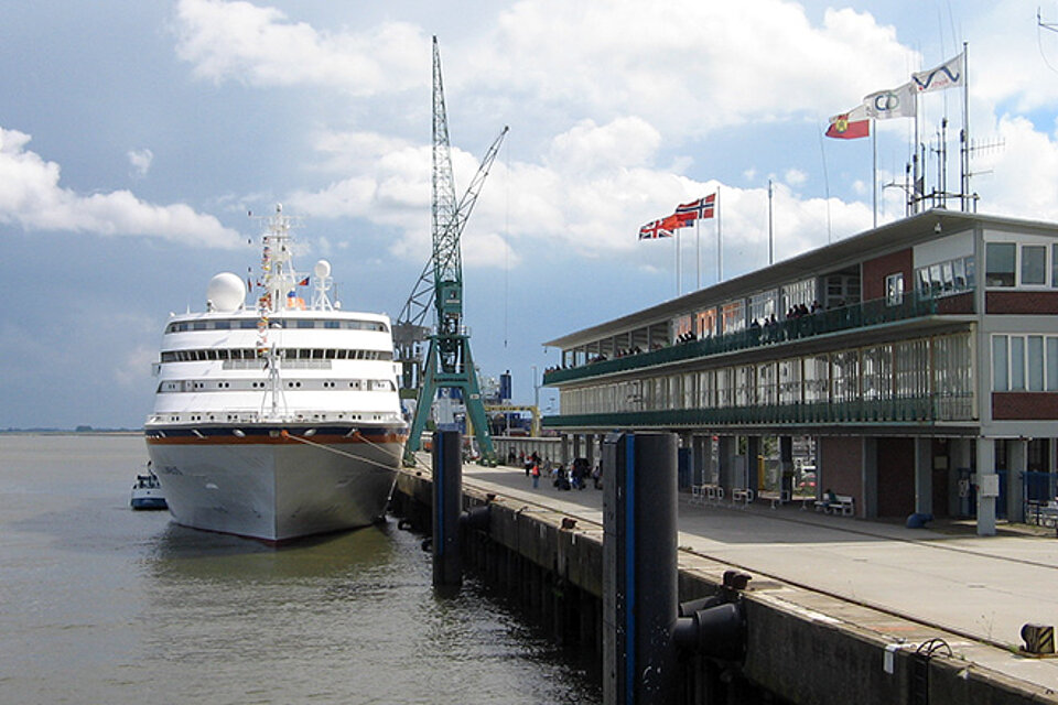 Passagierschiff ‚Columbus‘ vor dem Empfangsgebäude Steubenhöft