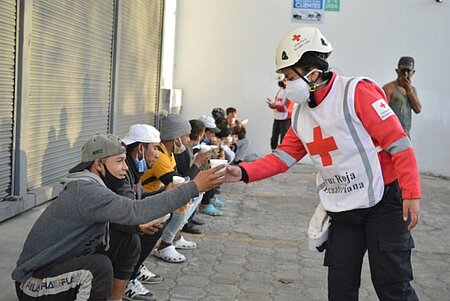 Rotes Kreuz hilft während Corona in Ecuador mit Getränkeausgabe