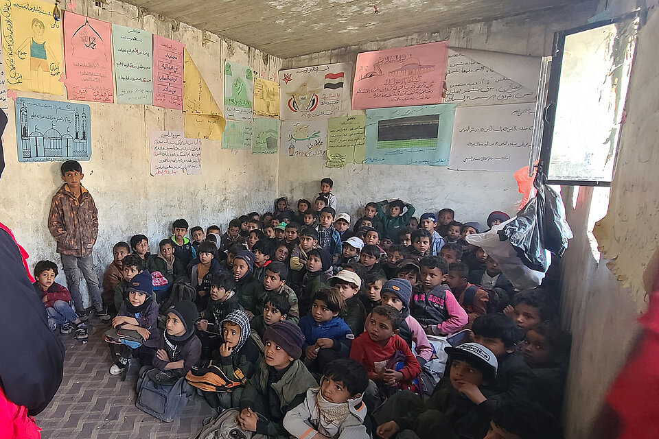 Hilfe für Kinder im Jemen und Verbesserung der Lernbedingungen: Marodes Klassenzimmer im Jemen mit Kindern