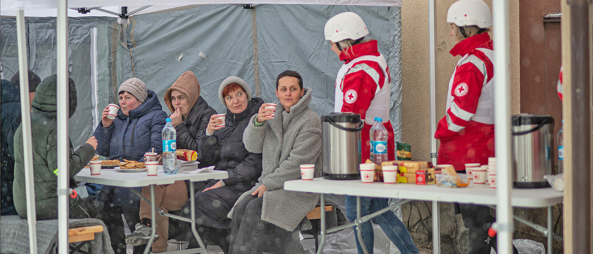 Rotkreuz-Zelt zur Versorgung mit Strom, Wärme, Mahlzeiten 
