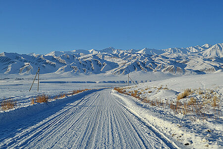 Verschneite Landstraße in Kirgistan