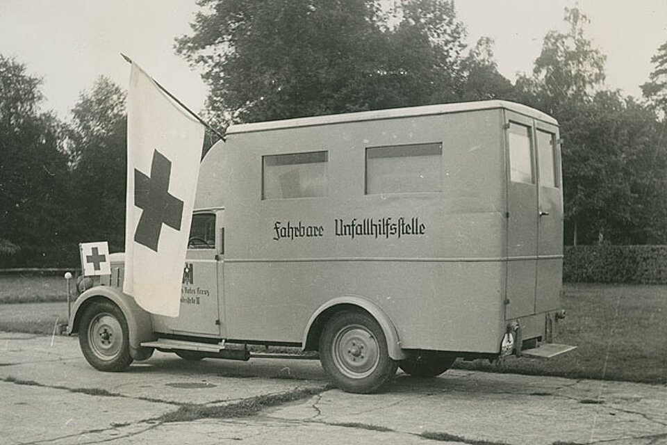 Neben den festen Sanitätsstationen in größeren Städten gab es ab den dreißiger Jahren auch mobile Unfallhilfsstellen.