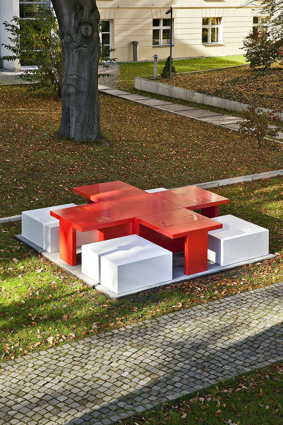 Tisch und Hocker in Rotkreuzform