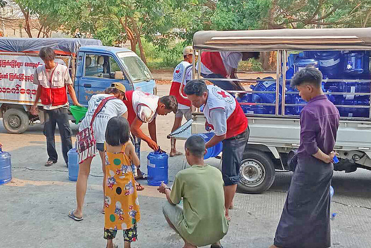 Nitarbeiter des Myanmarischen Roten Kreuzes verteilen Trinkwasser in Myanmar 