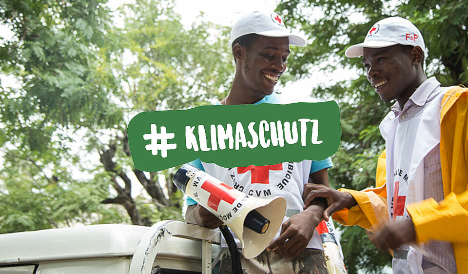 Bild: DRK Helfer mit Megaphone + Hashtagwort Klimaschutz