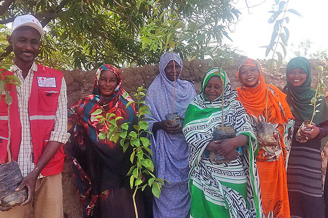 Eine Grupper sudanesischer Frauen mit Rothalbmond-Helfer