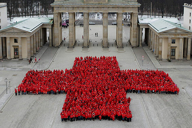 Menschen bilden Rotes Kreuz