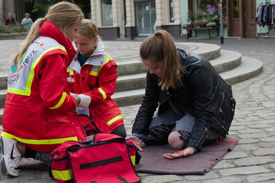 Jugendliche  des JRK üben Erste Hilfe