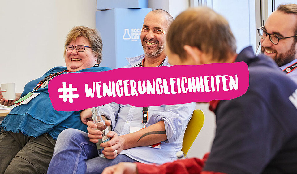 Bild: Menschen sitzen gemeinsam zusammen +Hashtagwort weniger Ungleichheiten