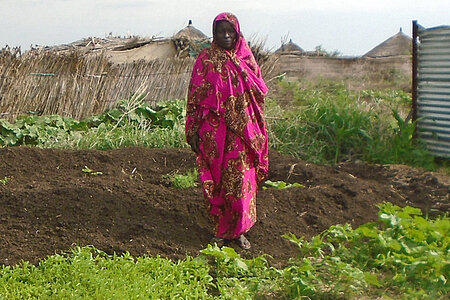 Foto: Sudanesin steht in ihrem Garten.