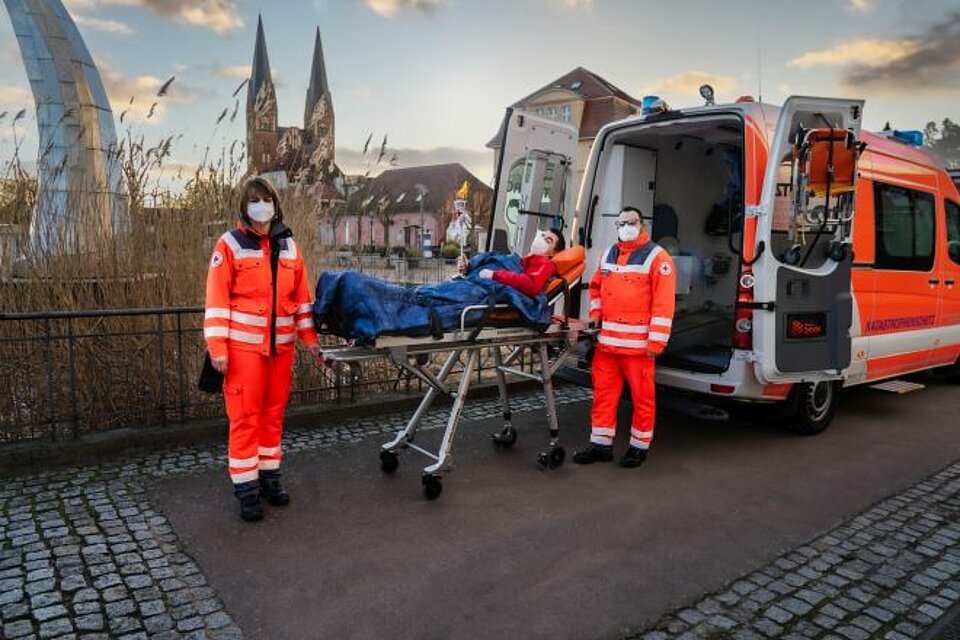 Die Fackel befindet sich hier am Neuruppiner Bollwerk. Im Hintergrund ist die Klosterkirche und der Parzival zu sehen. Unsere Sanitäter in Neuruppin kümmern sich rührend um den Verletzten und auch die Fackel.