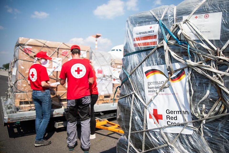 Hilfsgüter werden durch das DRK für den Hilfsflug vorbereitet. Unterstützt wird der Hilfsflug durch das Auswärtige Amt.