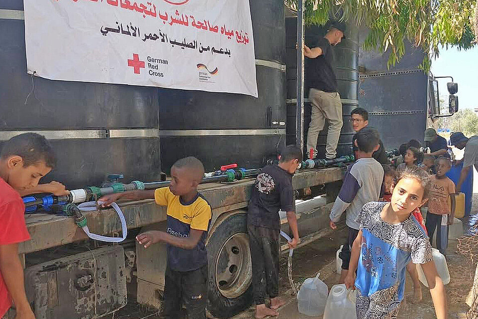 Zivilbevölkerung im Gazastreifen erhält sauberes Wasser 