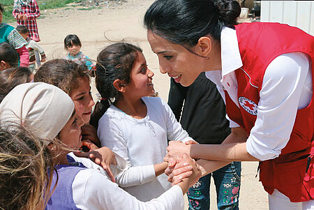 Foto: Zohre Esmaeli spricht im Flüchtlingskindern im Libanon