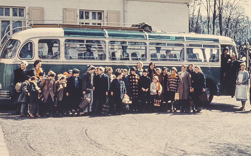 Kindersolbad (Kinderheilstätte) des DRK in Bad Dürrheim: Ankunft von Kindern, die Gruppe vor dem Reisebus - Oktober 1967