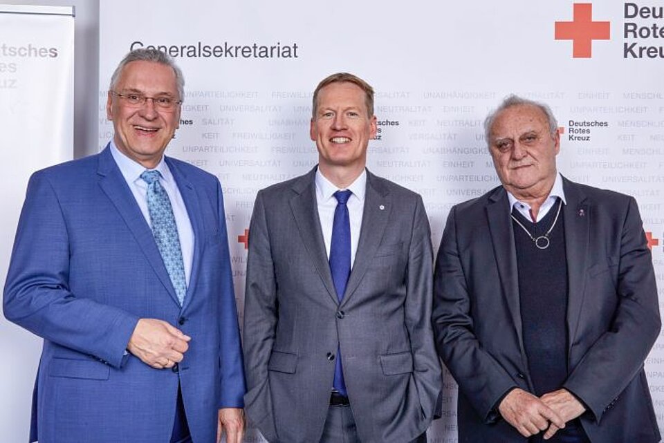 Gruppenbild von Bayerns Innenminister Joachim Herrmann, DRK Generalsekretär Christian Reuter und Saarlands Innenminister Klaus Bouillon