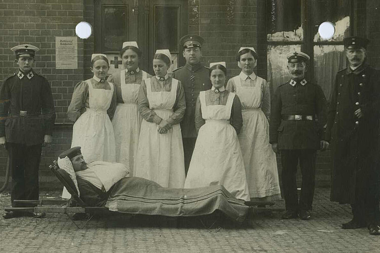 Gruppenfoto Krankenschwestern und Soldaten in der Verbandstelle für Verwundete in Thorn / Westpreussen (DRK)
