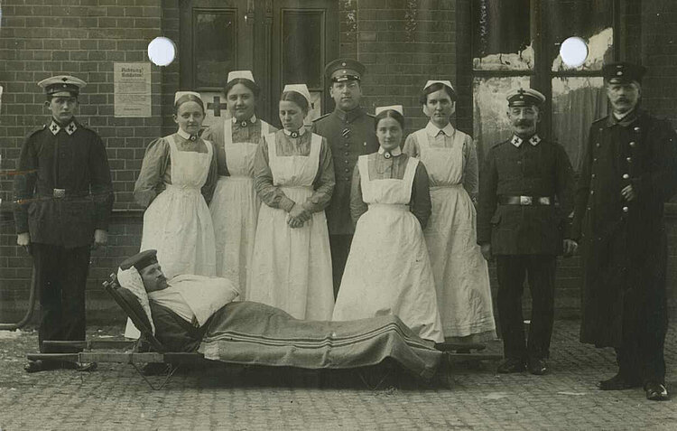 Gruppenfoto Krankenschwestern und Soldaten in der Verbandstelle für Verwundete in Thorn / Westpreussen (DRK)