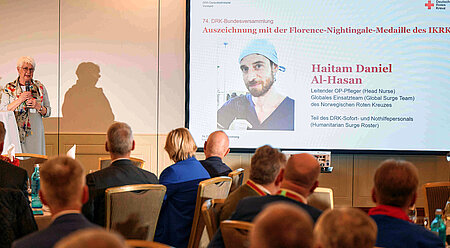 DRK-Präsidentin Hasselfeldt spricht bei der Verleihung der Florence-Nightingale-Medaille 2025 in Berlin an Haitam Daniel Al-Hasan