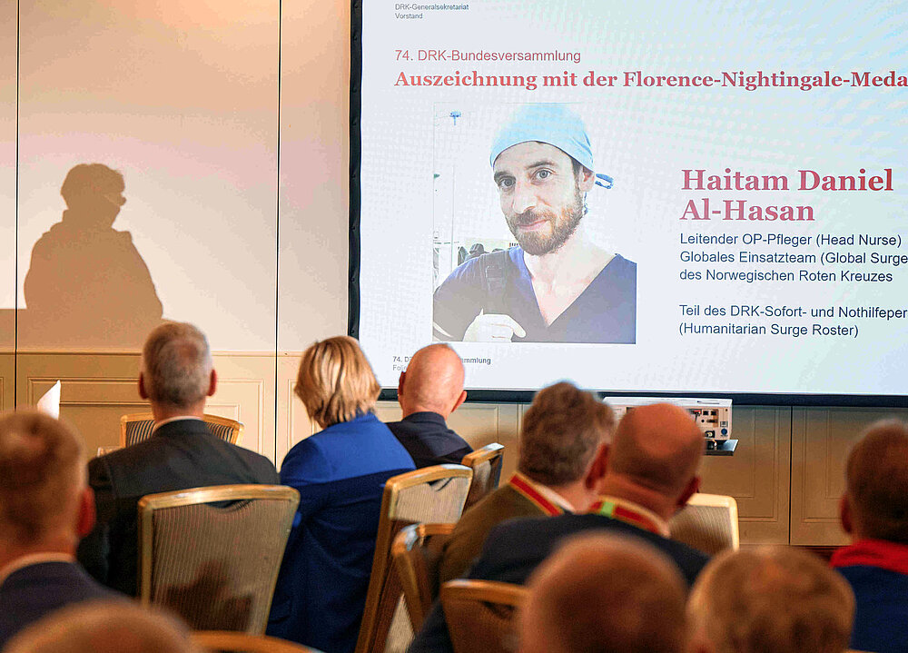 DRK-Präsidentin Hasselfeldt spricht bei der Verleihung der Florence-Nightingale-Medaille 2025 in Berlin an Haitam Daniel Al-Hasan