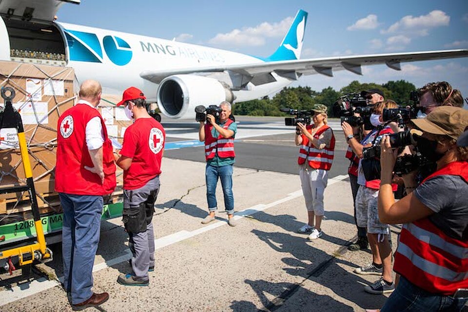 Hilfsgüter des DRK für Beirut werden am Flughafen Berlin-Schönefeld in das Flugzeug geladen.