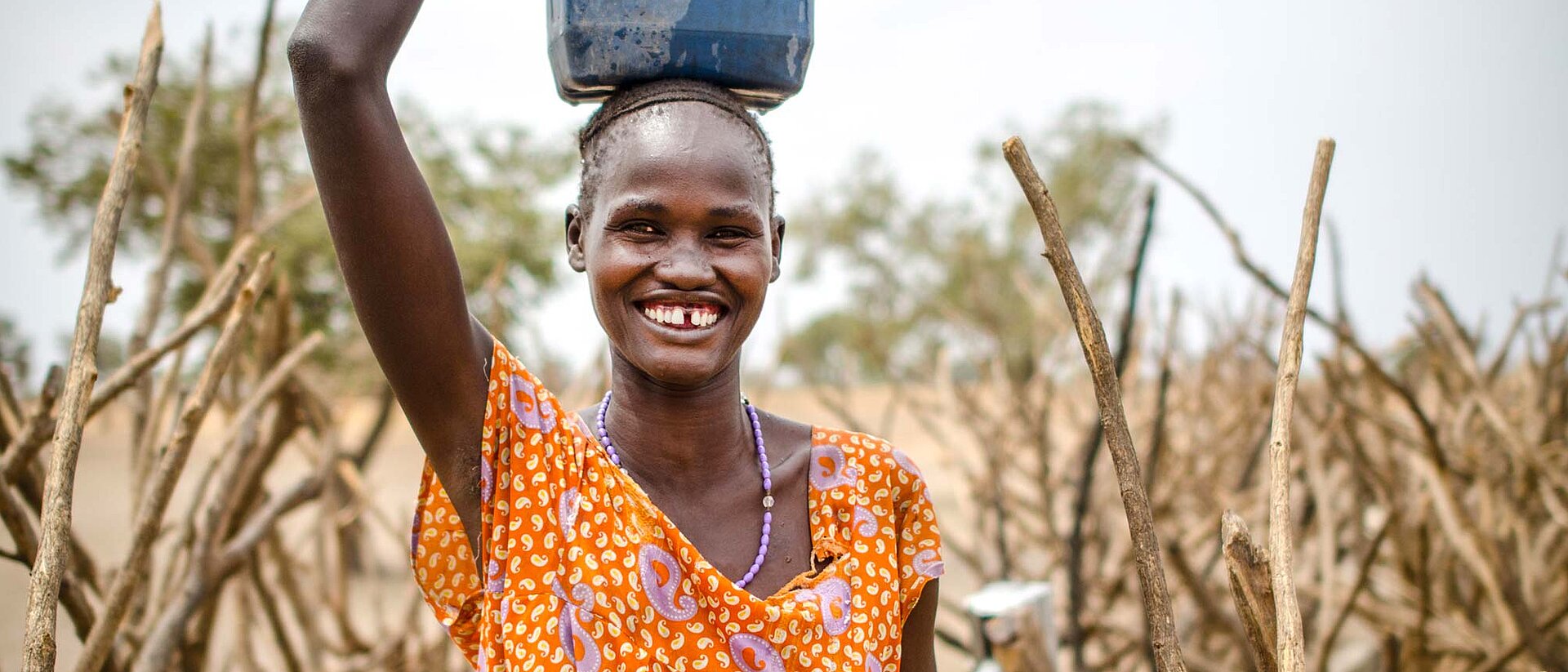 Wasserversorgung Südsudan Frau mit Wasserkanister auf Kopf