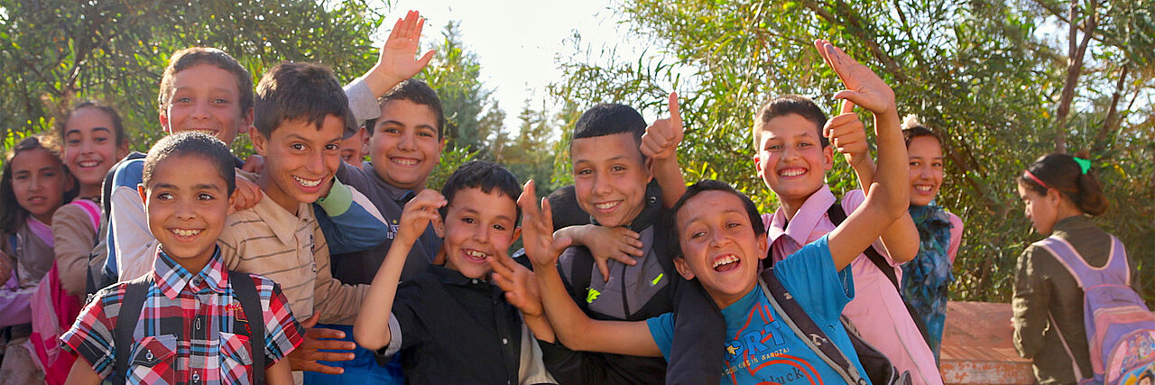 Foto: lachende Kindergruppe in Marokko