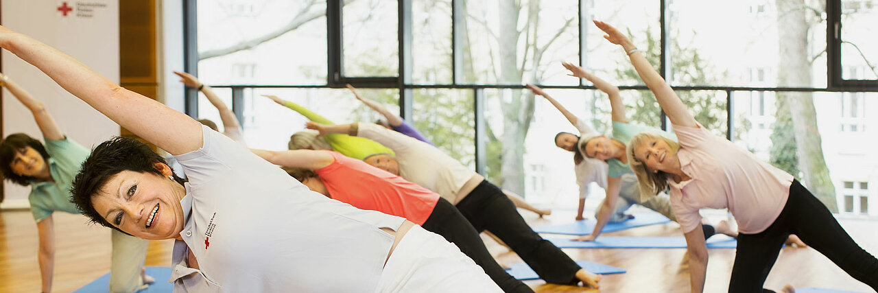 In den Yoga-Kursen lernen die Teilnehmer die richtigen Yoga-Übungen