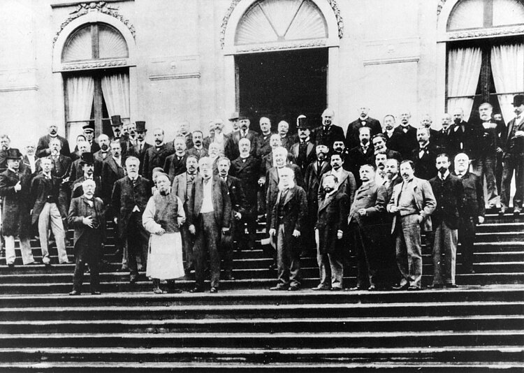 Gruppenaufnahme von der ersten Friedenskonferenz in Den Haag, 1899 (IKRK)