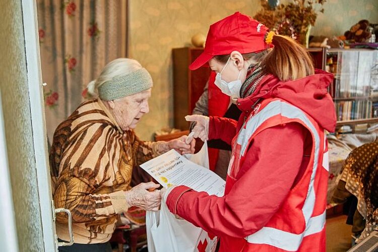 Ukraine Soforthilfe Covid19 Senioren erhalten Lebens- und Hygienemittel