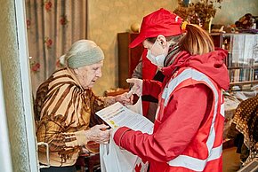 Ukraine Soforthilfe Covid19 Senioren erhalten Lebens- und Hygienemittel