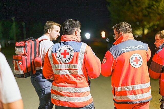 DRKler in Einsatzjacken