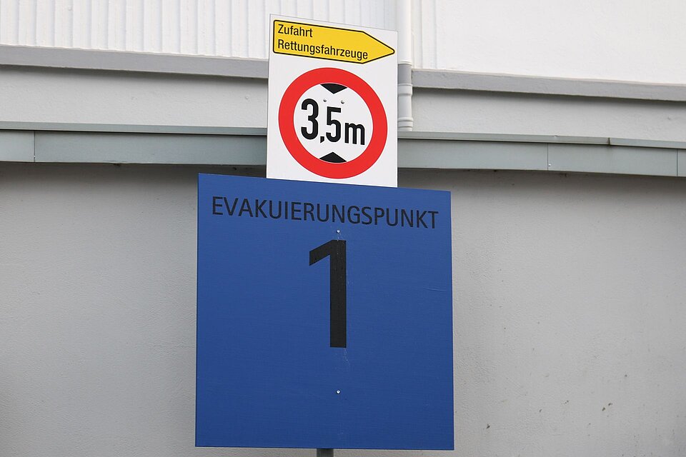 Schild eines Evakuierungspunkts