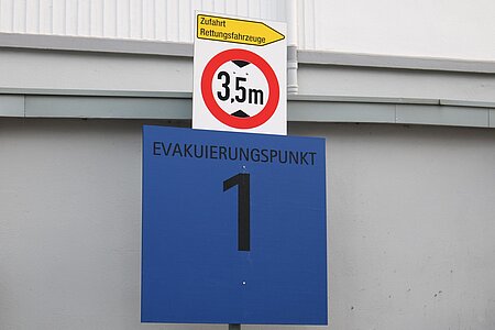 Schild eines Evakuierungspunkts