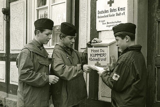 Drei Jungen vom JRK leeren Kummerbriefkasten