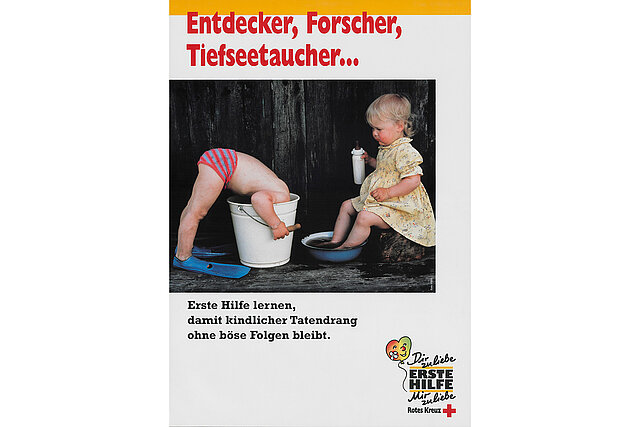 Plakat mit Kleinkind, das seinen Kopf in Eimer steckt