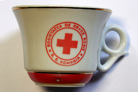 Tasse mit Logo des Romänischem Rotem Kreuz