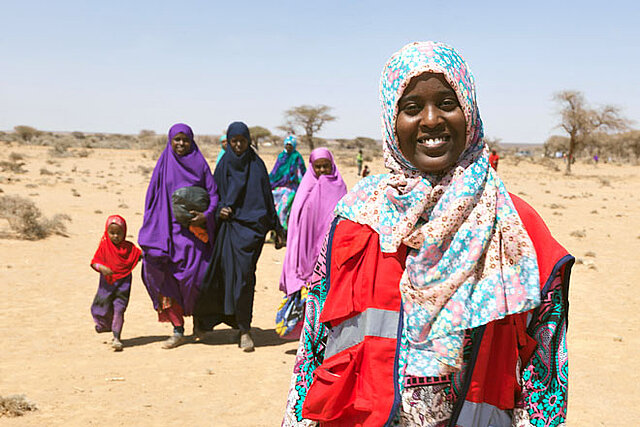 Foto: Rothalbmondfreiwillige in Somalia vor einigen Frauen mit Kind