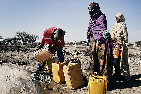 Somalische Frauen an der Wasserstelle