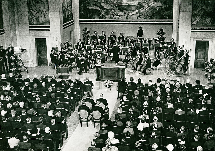 Verleihung des Friedensnobelpreises an das Internationale Komitee vom Roten Kreuz (IKRK) und die Liga der Rotkreuzgesellschaften (heute IFRK) in Oslo 1963 (IFRK)