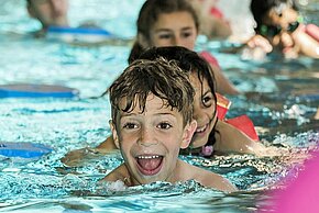 Foto: Kinder lernen schwimmen