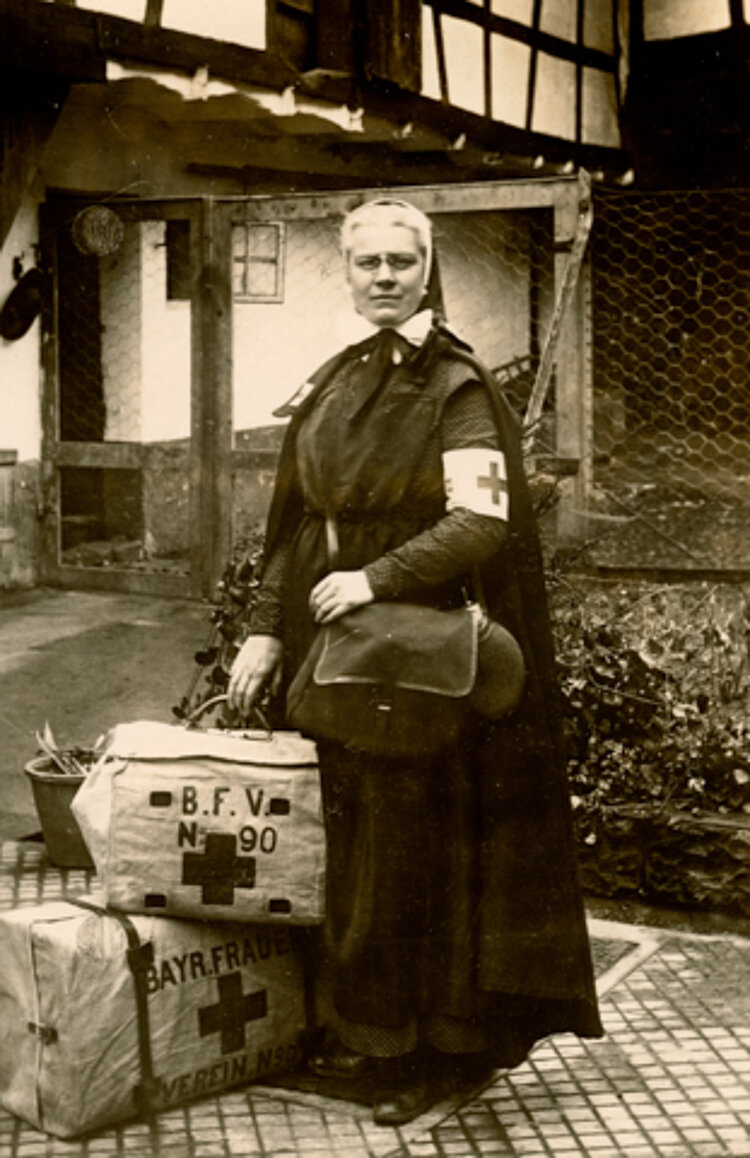 Schwester des Bayerischen Frauenvereins vom Roten Kreuz mit Reiseausrüstung (DRK)