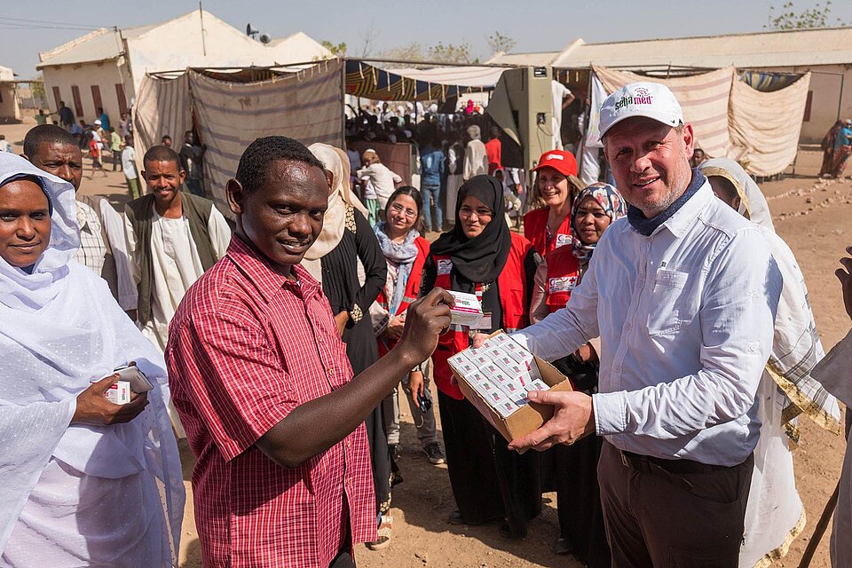 Sudanese übernimmt Seife von Sebamed-Mitarbeiter