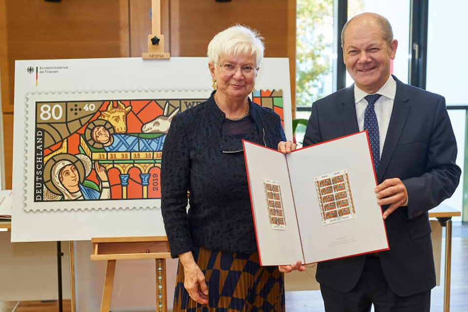 Gerda Hasselfeldt und Olaf Scholz mit Wohlfahrtsmarke